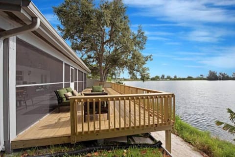 Lake house unit 1 by PMI House in Hollywood