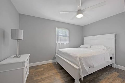 Lake house unit 1 by PMI House in Hollywood