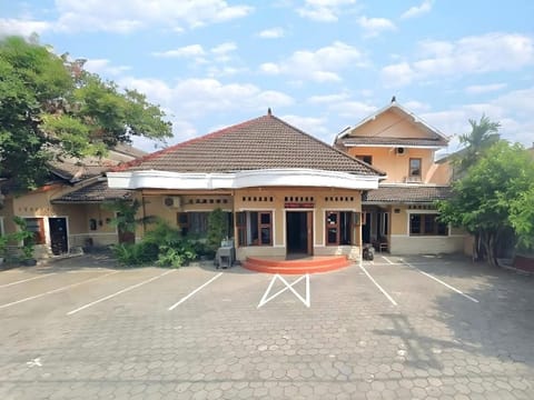 Facade/entrance, Parking