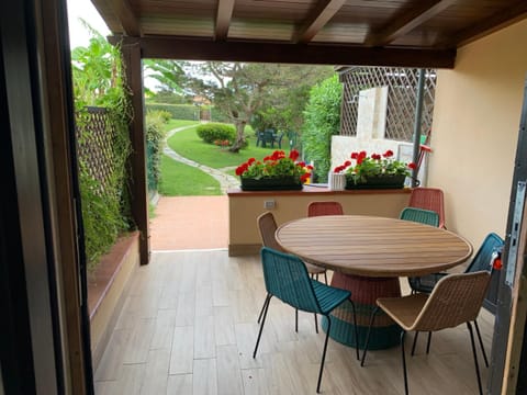 Property building, Patio, Restaurant/places to eat, Spring, Day, Garden, View (from property/room), Balcony/Terrace, Living room, Seating area, Dining area, Garden view, Breakfast