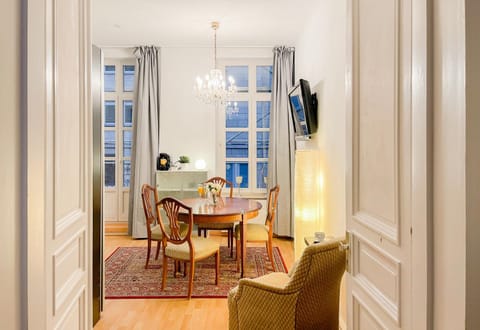 TV and multimedia, Photo of the whole room, Seating area, Dining area