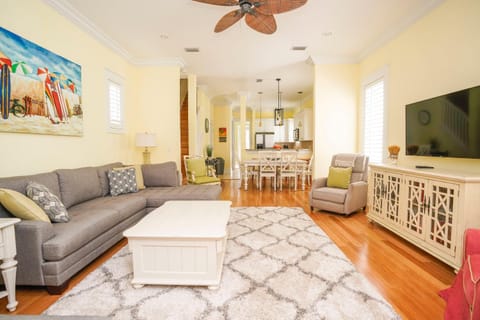 TV and multimedia, Living room, Decorative detail, Seating area, Dining area, Guests, Guests, Guests, group of guests, group of guests, group of guests, Family, Family, Family, kitchen