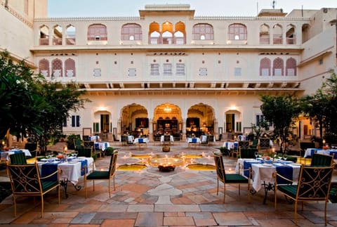 Restaurant/places to eat, Facade/entrance