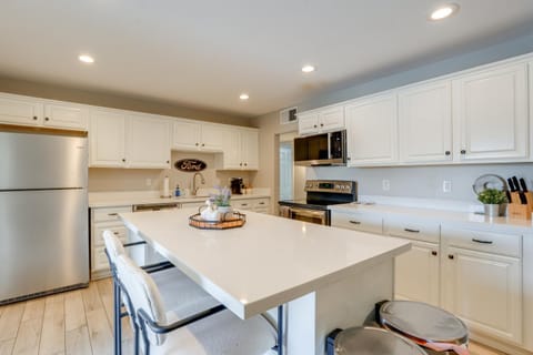 Relax Poolside Central Group Getaway in Mesa! House in Mesa