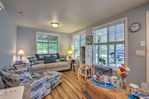 Cozy Cottage on Flower Farm with Baker Creek Views! House in Willamette Valley