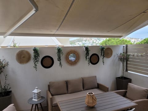 Family & Friends 4-Bedroom beach break! Apartment in Vouliagmeni