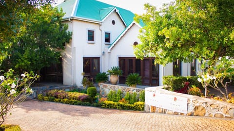 Property building, Restaurant/places to eat, Swimming pool, Breakfast