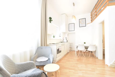 Kitchen or kitchenette, Living room, Seating area, Dining area