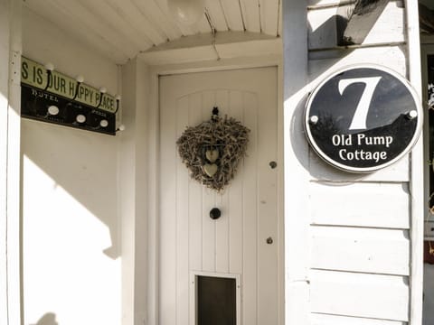 Old Pump Cottage House in Ross-on-Wye