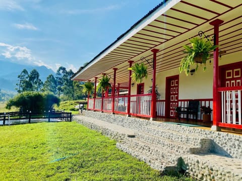 Property building, Patio, Facade/entrance, Day, Natural landscape, Garden, Lake view, Mountain view