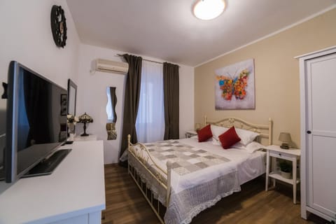 Bed, Photo of the whole room, Decorative detail, Bedroom