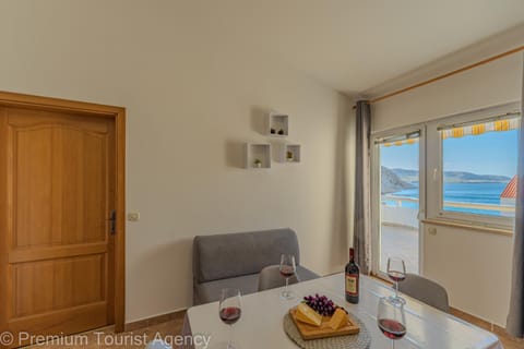 Natural landscape, Living room, Food and drinks, Seating area, Dining area, Food, Sea view