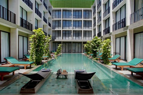 Swimming pool