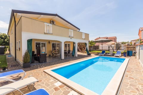 Property building, Swimming pool, Swimming pool