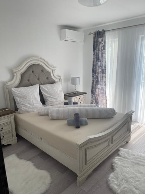 Seating area, Bedroom, air conditioner