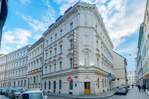 Property building, Neighbourhood