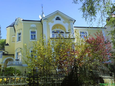 Property building, Day