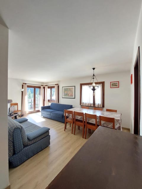 TV and multimedia, Living room, Photo of the whole room, Meals