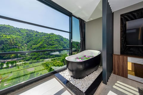 Spring, Day, Natural landscape, Garden, View (from property/room), Balcony/Terrace, Garden view, Mountain view, Pool view