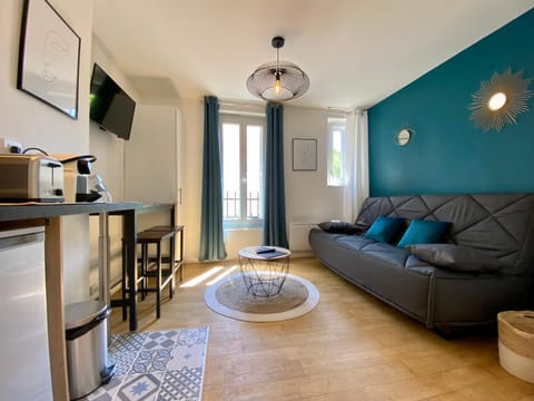 Bed, Living room