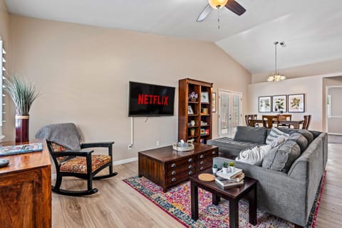 TV and multimedia, Living room, Seating area, fireplace