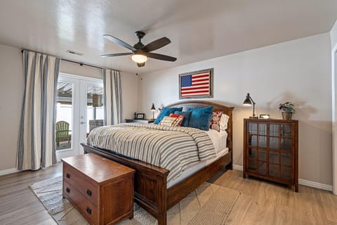 Bed, Photo of the whole room, Bedroom, fireplace