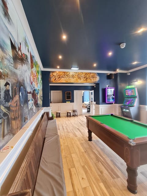 Billiard, Game Room