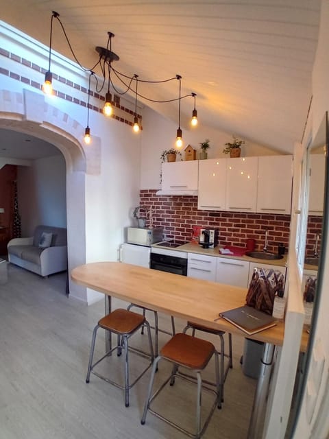 Kitchen or kitchenette, Seating area, Dining area, microwave, pet friendly, stove