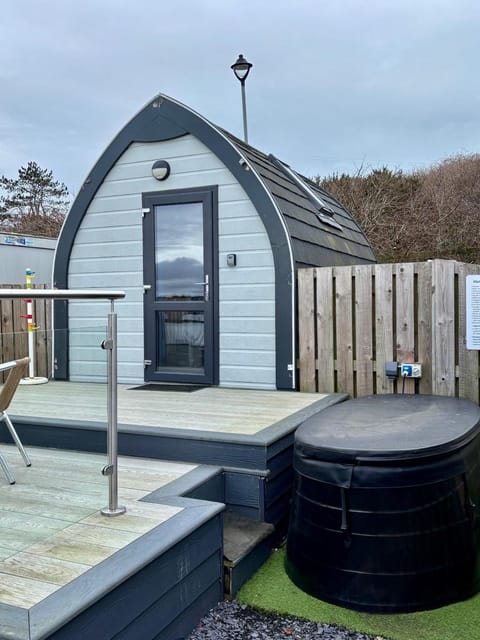 Property building, Hot Tub, Balcony/Terrace