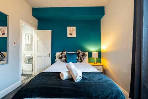 Sheffield Contractors Stays- Sleeps 6, 3 bed 3 bath house. Managed by Chique Properties Ltd House in Rotherham