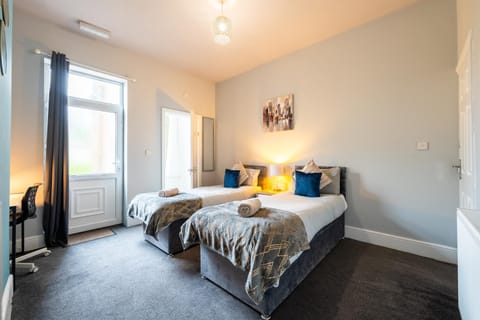 Sheffield Contractors Stays- Sleeps 6, 3 bed 3 bath house. Managed by Chique Properties Ltd House in Rotherham