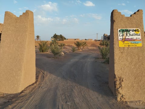 Day, Natural landscape, Logo/Certificate/Sign, Street view