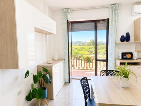 Day, Natural landscape, View (from property/room), Balcony/Terrace, Kitchen or kitchenette, Photo of the whole room, Decorative detail, Floor plan, Dining area, microwave