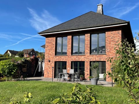 Property building, Balcony/Terrace, Garden view, Family