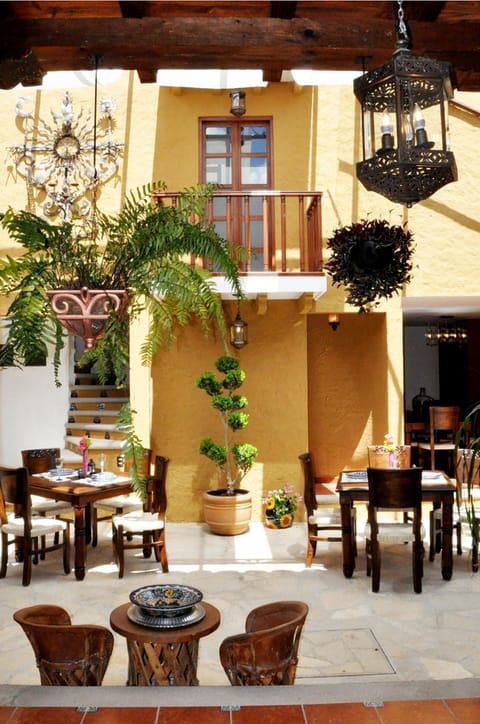Restaurant/places to eat, Day, Decorative detail