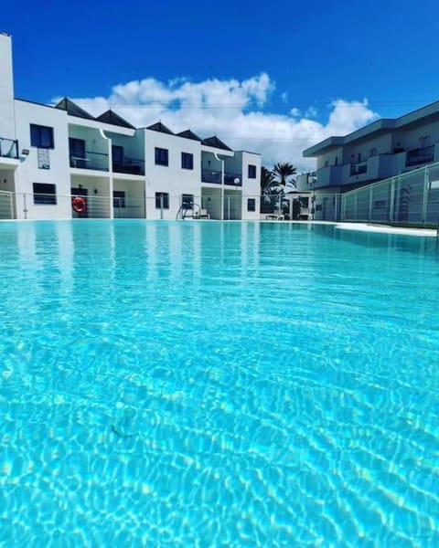 Property building, Day, Pool view, Swimming pool, sunbed