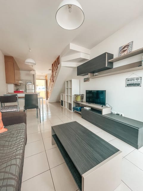Communal lounge/ TV room, TV and multimedia, Kitchen or kitchenette, Living room, Lounge or bar, Seating area, Dining area, minibar, pet friendly, stove