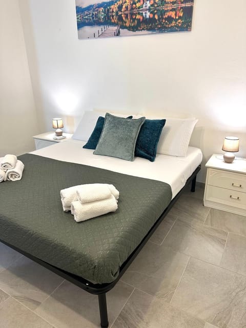 Bed, Bedroom, towels