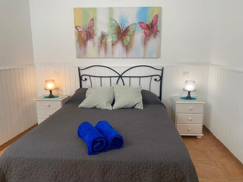 Bed, Photo of the whole room, towels