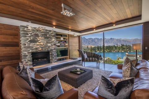 TV and multimedia, Seating area, Lake view, Mountain view, fireplace