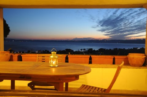 Spring, BBQ facilities, Balcony/Terrace, Food and drinks, On site, City view, City view, Garden view, Lake view, Lake view, Landmark view, Landmark view, Sunset