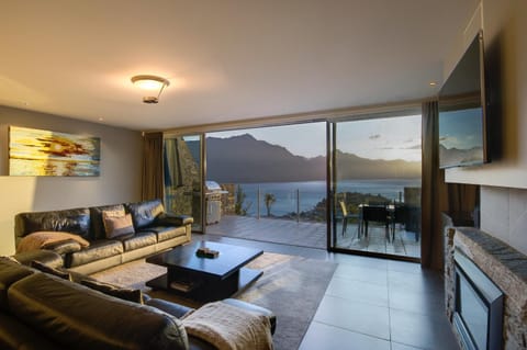 Natural landscape, BBQ facilities, TV and multimedia, Living room, Seating area, Mountain view, fireplace