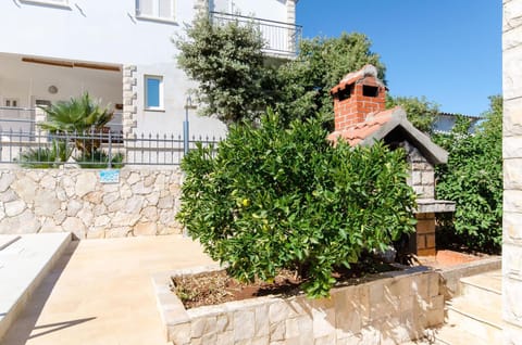 Shower, BBQ facilities