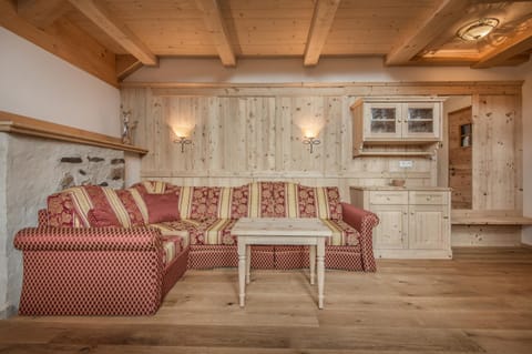 Living room, Photo of the whole room, Decorative detail