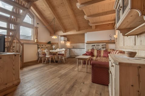 Living room, Decorative detail, Mountain view