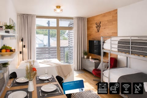 Bed, TV and multimedia, Living room, Food and drinks, Photo of the whole room, Seating area, Dining area, Bedroom, Food