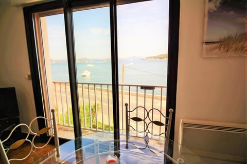 Natural landscape, TV and multimedia, View (from property/room), Living room, Seating area, Dining area, Sea view