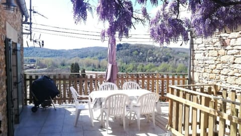 Spring, Day, BBQ facilities, Balcony/Terrace, Dining area, Landmark view