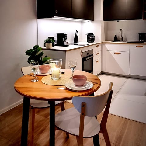 Coffee/tea facilities, Kitchen or kitchenette, Food and drinks, Photo of the whole room, Decorative detail, Dining area, Meals, locker, stove