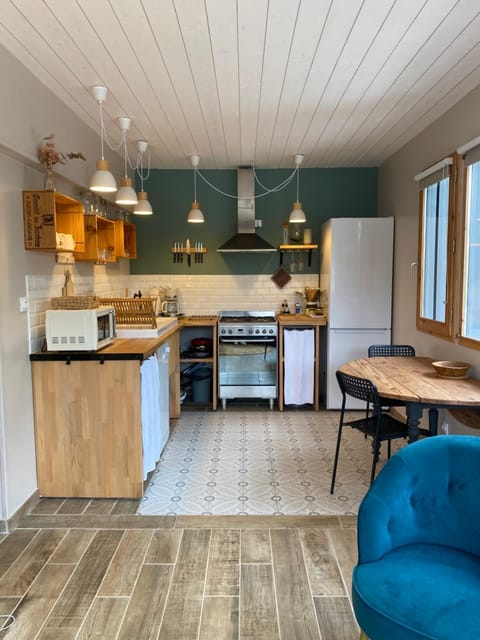Kitchen or kitchenette, Dining area, dishwasher, minibar, pet friendly, stove, toaster, kitchen